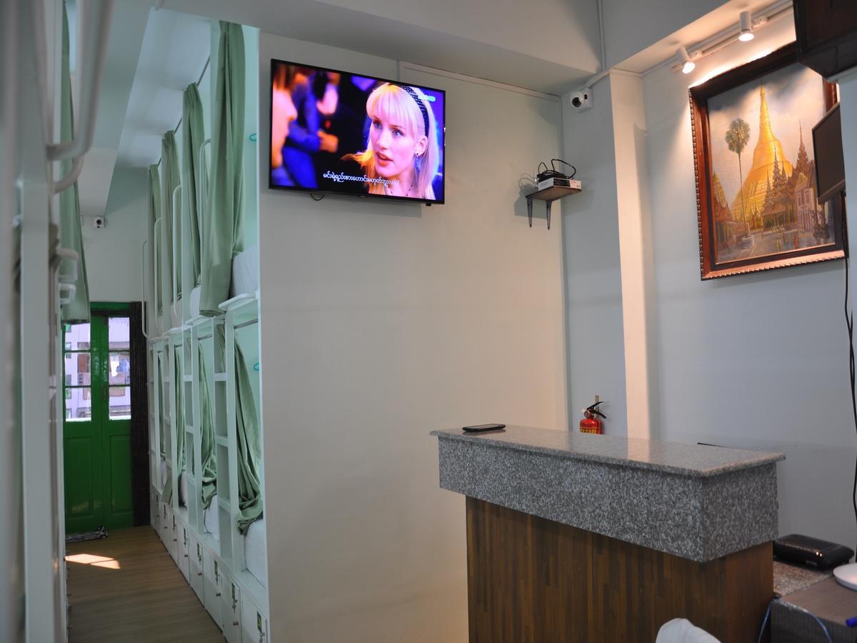 Hostel Latha Yangon Esterno foto
